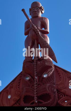 Maori-Schnitzereien auf dem Waitangi-Vertragsgelände, Versammlungshaus in Neuseeland Stockfoto