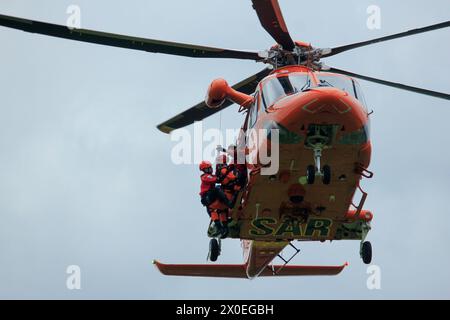 Die nationale Such- und Rettungsbehörde (Basarnas) evakuierte Opfer von Naturkatastrophen mit Hilfe von Hubschraubern in einer Erdbebenreaktionssimulation. Stockfoto