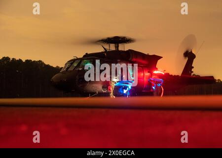 Fort Stewart, Georgia, USA. März 2024. Ein UH-60 Black Hawk, der der 1. Bravo Kompanie zugewiesen wurde, 4-3 Attack Helicopter Battalion, 3rd Combat Aviation Brigade, 3rd Infantry Division, betankt während der Durchführung der Aerial Gunnery Tables IV-VI in Fort Stewart, Georgia, 26. März 2024. Alle verfügbaren Flugbesatzungen erfüllen halbjährliche Gewehranforderungen und entwickeln tödliche Flugbesatzungen für zukünftige Operationen. (Kreditbild: © U.S. Army/ZUMA Press Wire) NUR REDAKTIONELLE VERWENDUNG! Nicht für kommerzielle ZWECKE! Stockfoto