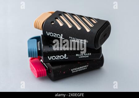ISTANBUL, TÜRKEI - 9. APRIL 2024: Vozol elektronische Rauchermaschine. Elektronische Zigarette (kurz E-Zigarette) ist ein elektronisches Gerät. Stockfoto