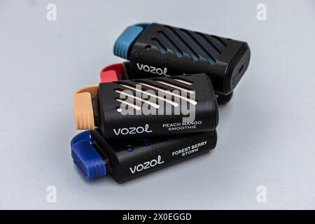 ISTANBUL, TÜRKEI - 9. APRIL 2024: Vozol elektronische Rauchermaschine. Elektronische Zigarette (kurz E-Zigarette) ist ein elektronisches Gerät. Stockfoto