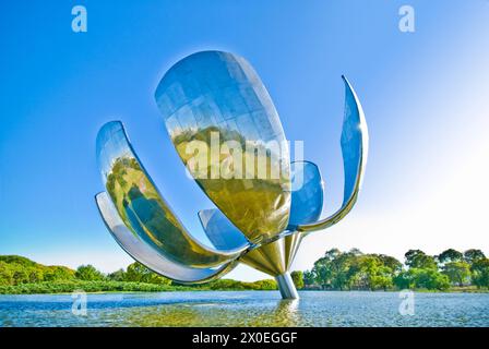 Floralis Generica Skulptur im Park der Vereinten Nationen im Bezirk Rocoleta - ihre metallischen Blütenblätter öffnen und schließen - Buenos Aires, Argentinien Stockfoto