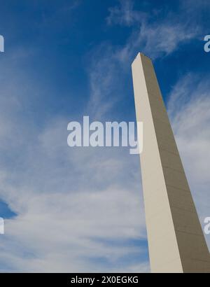 Der Obelisk von Buenos Aires, ein Wahrzeichen und eine Ikone, wurde 1936 am 400. Jahrestag der Gründung der Stadt erbaut - er ist 220 Meter hoch Stockfoto