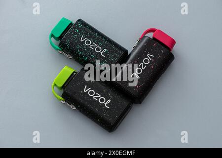 ISTANBUL, TÜRKEI - 9. APRIL 2024: Vozol elektronische Rauchermaschine. Elektronische Zigarette (kurz E-Zigarette) ist ein elektronisches Gerät. Stockfoto