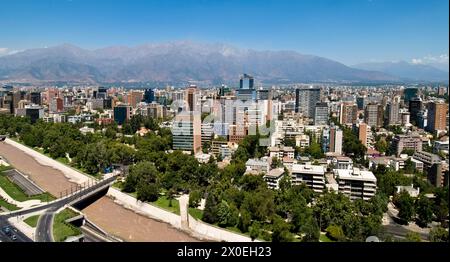 Santiago, Chiles Hauptstadt, Finanzzentrum und größte Stadt, wurde 1541 gegründet und liegt in einem Tal, das von den Anden umgeben ist und sich der Mapocho River windet Stockfoto