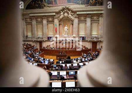 Lissabon, Portugal. April 2024. Allgemeine Ansicht des portugiesischen parlaments während der Debatte über das Programm der Regierung. Die XXIV. Konstitutionelle Regierung Portugals unter der Leitung von Premierminister Luis Montenegro stellte das Regierungsprogramm vor. Das Dokument wurde im portugiesischen parlament erörtert. Quelle: SOPA Images Limited/Alamy Live News Stockfoto