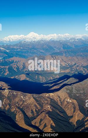 Schneebedeckte Gipfel der Berge im Himalaya und in den Ausläufern nahe der Grenze von Bhutan und Nepal auf einem Flug zwischen Kathmandu und Paro Stockfoto