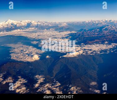 Schneebedeckte Gipfel der Berge im Himalaya und in den Ausläufern nahe der Grenze von Bhutan und Nepal auf einem Flug zwischen Kathmandu und Paro Stockfoto