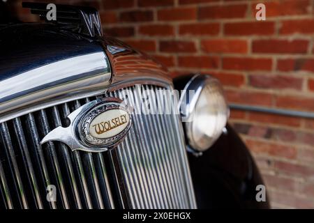 Ein klassisches Wolseley-Auto-Namensschild auf einem Wolseley Eight am Nuffield Place, dem Wohnhaus von Lord Nuffield (Sir William Morris), Nuffield, South Oxfordshire Stockfoto