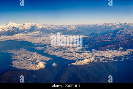 Schneebedeckte Gipfel der Berge im Himalaya und in den Ausläufern nahe der Grenze von Bhutan und Nepal auf einem Flug zwischen Kathmandu und Paro Stockfoto