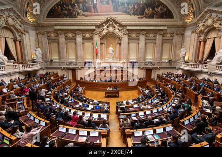 Lissabon, Portugal. April 2024. Allgemeine Ansicht des portugiesischen parlaments während der Debatte über das Programm der Regierung. Die XXIV. Konstitutionelle Regierung Portugals unter der Leitung von Premierminister Luis Montenegro stellte das Regierungsprogramm vor. Das Dokument wurde im portugiesischen parlament erörtert. (Foto: Hugo Amaral/SOPA Images/SIPA USA) Credit: SIPA USA/Alamy Live News Stockfoto