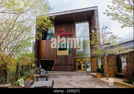 The Lightbox, eine moderne lokale Kunstgalerie, Kulturzentrum und Ausstellungsraum im Stadtzentrum von Woking, einer Stadt in Surrey, England Stockfoto