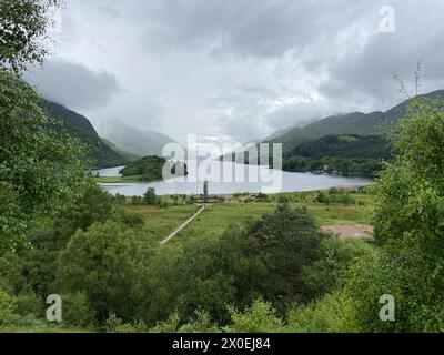 Glenfinnan Monument und Loch Shiel, bewölkter Himmel, Schottland Stockfoto