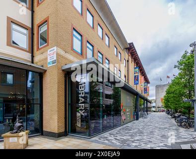 Die moderne öffentliche Bibliothek mit Glasfassade im Stadtzentrum von Woking, einer Stadt in Surrey, England Stockfoto