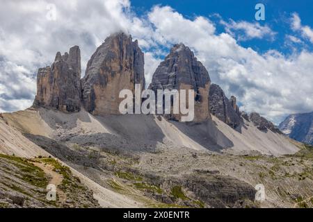 Drei Zinnen Gipfel in den Dolomiten, Italien. Malerische Aussichtslandschaft der Alpen im Sommer an einem sonnigen Tag Wolken Stockfoto