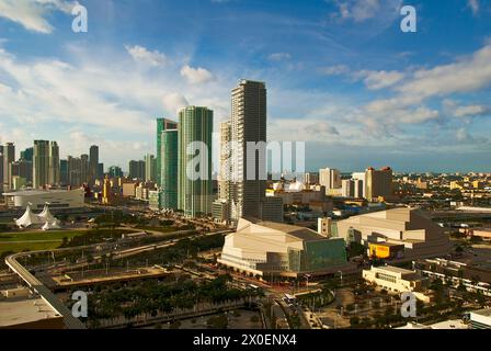 Stadtzentrum mit dem Adrienne Arsht Center for Performing Arts Theater im Vordergrund - Miami, Florida, USA Stockfoto