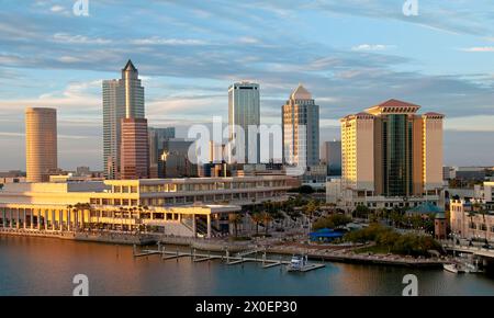 Stadtzentrum, Skyline und Kongresszentrum an der Mündung des Hillsborough River - Tampa Florida, USA Stockfoto