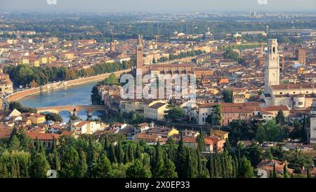 Aus der Vogelperspektive auf die Altstadt von Verona an der Kurve der Etsch, VR, Italien Stockfoto