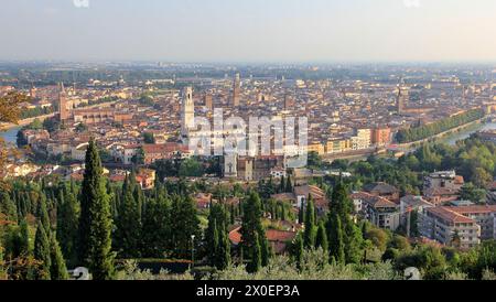 Aus der Vogelperspektive auf die Altstadt von Verona an der Kurve der Etsch, VR, Italien Stockfoto