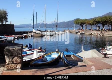 Boote in der Marina am Gardasee, Torri del Benaco, VR, Italien Stockfoto