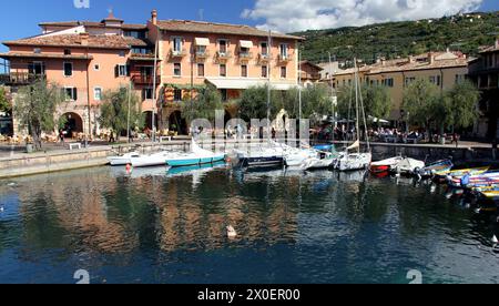 Boote im Yachthafen am Gardasee, Torri del Benaco, Italien Stockfoto