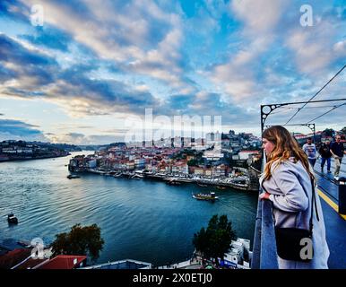 Frau mit Blick auf die Landschaft von Porto von der Maria Pia Brücke über den Douro Fluss in Porto, Portugal, Europa Stockfoto