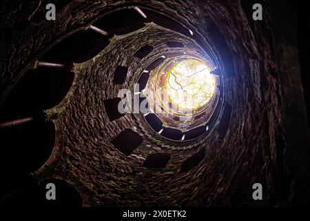 Initiation Well in Quinta da Regaleira, ein UNESCO-Weltkulturerbe in der Nähe der Stadt Sintra. Stockfoto