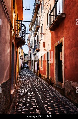 Schmaler Fußweg in den Straßen von Lissabon, Portugal, Europa Stockfoto