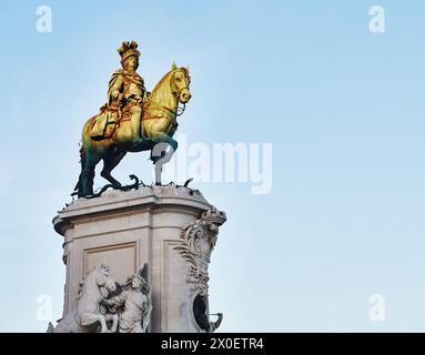 Statue von König Jose I. von Joaquim Machado auf der Praca do Comercio, auch bekannt als Handelsplatz, mit Arco da Rua Augusta als Stadttor von Lissabon, Baixa D. Stockfoto