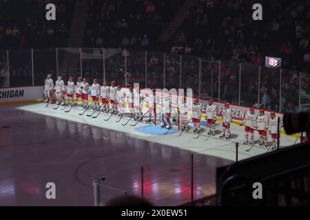 Minneapolis, Minnesota, USA. April 2024. Boston U. vor einem Halbfinalspiel zwischen der Boston University und Denver während der NCAA D1 Men's Frozen Four Hockey Championship 2024 im Xcel Energy Center in St. Paul, Minnesota am 11. April 2024. (Kreditbild: © Steven Garcia/ZUMA Press Wire) NUR REDAKTIONELLE VERWENDUNG! Nicht für kommerzielle ZWECKE! Stockfoto