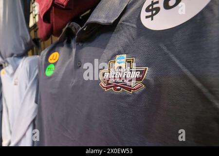 Minneapolis, Minnesota, USA. April 2024. Ein Trikot mit dem Frozen Four Logo vor der Halbfinalrunde der NCAA D1 Men's Frozen Four Hockey Championship 2024 im Xcel Energy Center in St. Paul, Minnesota am 11. April 2024. (Kreditbild: © Steven Garcia/ZUMA Press Wire) NUR REDAKTIONELLE VERWENDUNG! Nicht für kommerzielle ZWECKE! Stockfoto