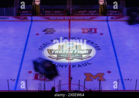 Minneapolis, Minnesota, USA. April 2024. Eine mittlere Ansicht des Logos Frozen Four auf dem Eis vor der Halbfinalrunde der NCAA D1 Men's Frozen Four Hockey Championship 2024 im Xcel Energy Center in St. Paul, Minnesota am 11. April 2024. (Kreditbild: © Steven Garcia/ZUMA Press Wire) NUR REDAKTIONELLE VERWENDUNG! Nicht für kommerzielle ZWECKE! Stockfoto