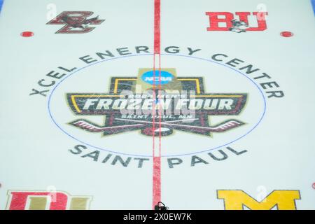 Minneapolis, Minnesota, USA. April 2024. Ein Blick auf das Frozen Four-Logo auf dem Mitteleis vor der Halbfinalrunde der NCAA D1 Men's Frozen Four Hockey Championship 2024 im Xcel Energy Center in St. Paul, Minnesota am 11. April 2024. (Kreditbild: © Steven Garcia/ZUMA Press Wire) NUR REDAKTIONELLE VERWENDUNG! Nicht für kommerzielle ZWECKE! Stockfoto