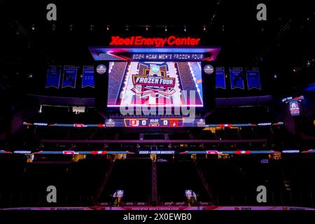 Minneapolis, Minnesota, USA. April 2024. Ein Blick auf die Scoreboards mit dem Frozen Four Logo vor der Halbfinalrunde der NCAA D1 Men's Frozen Four Hockey Championship 2024 im Xcel Energy Center in St. Paul, Minnesota am 11. April 2024. (Kreditbild: © Steven Garcia/ZUMA Press Wire) NUR REDAKTIONELLE VERWENDUNG! Nicht für kommerzielle ZWECKE! Stockfoto