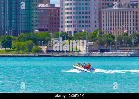 Bootstouren auf dem Detroit River in Michigan, USA, mit Hart Plaza und Detroit International Riverfront im Hintergrund. Stockfoto