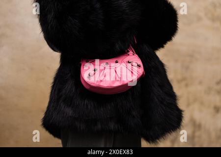 Mailand, Italien - 15. Januar 2024: Frau trägt eine pinkfarbene Balenciaga-Tasche, Street-Style-Details und modische Details Stockfoto
