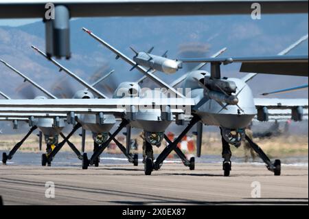 49 MQ-9 Reaper und F-16 Viper, die der 49. Flügelreihe zugeteilt wurden, auf der Landebahn während eines Elefantenspaziergangs auf der Holloman Air Force Base, New Mexico, 21. April 2023. Hunderte von Viper-Piloten, Reaper-Piloten und Sensorenbedienern absolvieren ihre Ausbildung im 49. Flügel, bevor sie der operativen Luftwaffe zugewiesen werden und sich auf zukünftige Operationen der US- und alliierten Streitkräfte vorbereiten. (USA Air Force Foto von Tech. Sgt. Victor J. Caputo) Stockfoto