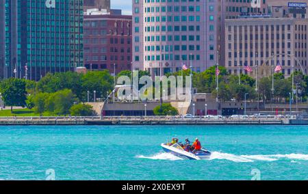 Bootstouren auf dem Detroit River in Michigan, USA, mit Hart Plaza und Detroit International Riverfront im Hintergrund. Stockfoto