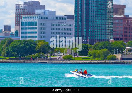 Bootstouren auf dem Detroit River in Michigan, USA, mit Hart Plaza und Detroit International Riverfront im Hintergrund. Stockfoto