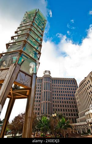 Orlando Tower of Light aus Edelstahl und Glas, entworfen von Ed Carpenter im Jahr 1992 vor dem Rathaus im Stadtzentrum von Orlando, Florida - USA Stockfoto