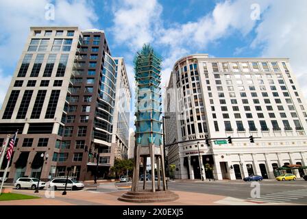 Orlando Tower of Light aus Edelstahl und Glas, entworfen von Ed Carpenter im Jahr 1992 im Stadtzentrum von Orlando, Florida, USA Stockfoto