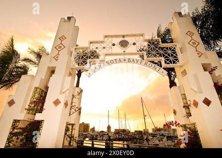 Eintritt zur Sarasota Bayfront, Yachthafen, Restaurants und Geschäften in Sarasota, Florida - USA Stockfoto