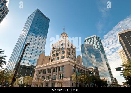 Das 1915 erbaute alte Rathaus von Tampa und hohe Bürogebäude im Stadtzentrum von Tampa, Florida, USA Stockfoto