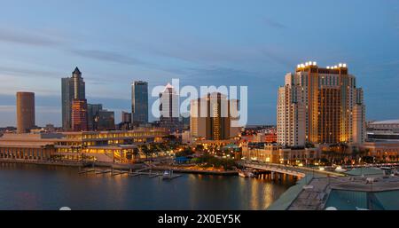 Skyline des Stadtzentrums und Kongresszentrum im Vordergrund links - Tampa, Florida - USA Stockfoto