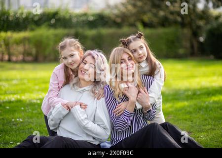 Glückliche Familie im Freien: Mutter, Großmutter und Tochter Stockfoto