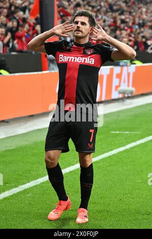 Leverkusen, Deutschland. April 2024. Jonas Hofmann von Bayer 04 Leverkusen feiert das Torspiel im Viertelfinale der UEFA Europa League zwischen Bayer 04 Leverkusen und West Ham United FC am 11. April 2024 in Leverkusen. Quelle: Ulrich Hufnagel/Xinhua/Alamy Live News Stockfoto