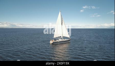 Zeitlupe der Yachtspiegelung an der Meeresgulftrolle. Allein Segelboot reflektiert in der Meeresbucht. Rennsegelboot am Brodick Harbor, Schottland, Europa. Luxusschiff auf Sommerkreuzfahrt. Filmische Aufnahmen mit weichem Licht Stockfoto