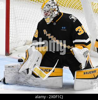 Pittsburgh, Usa. April 2024. Alex Nedeljkovic (39), Torhüter der Pittsburgh Penguins, trifft am Donnerstag, den 11. April 2024 in der PPG Paints Arena in Pittsburgh nach einem Tor. Foto von Archie Carpenter/UPI. Quelle: UPI/Alamy Live News Stockfoto