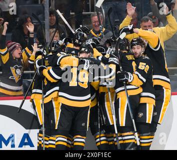 Pittsburgh, Usa. April 2024. Pittsburgh Penguins feiert am Donnerstag, den 11. April 2024, den Sieg über die Überstunden 6-5 gegen die Detroit Red Wings in der PPG Paints Arena in Pittsburgh. Foto von Archie Carpenter/UPI. Quelle: UPI/Alamy Live News Stockfoto