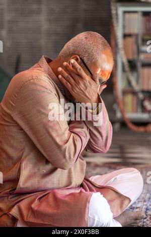 Ein Gläubiger betet für den heiligen Gott am Morgen im Tempel aus flachem Winkel Stockfoto